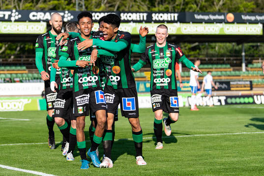 Varbergs Tashreeq Matthews jublar med Varbergs Luke le Roux efter 2-0