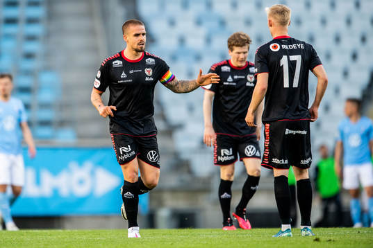 Kalmars Douglas Bergqvist jublar med Carl Gustafsson efter 2-1