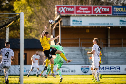 Mjällbys Jacob Bergström och Häckens målvakt Pontus