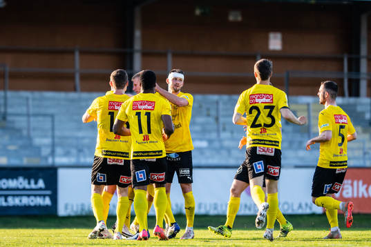 Mjällbys spelare jublar efter att Joel Nilsson gjort 1-1