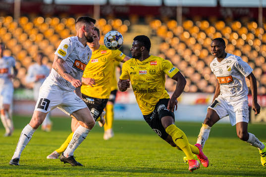 Häckens Joona Toivio och Mjällbys Neftali Benedic Manzambi