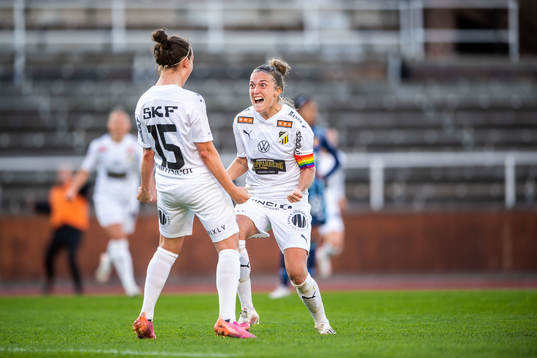 Häckens Julia Zigiotti Olme och Filippa Angeldahl  jublar