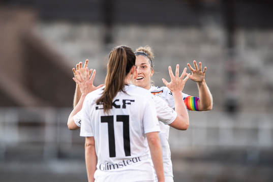 Häckens Filippa Angeldahl jublar med Stina Blackstenius