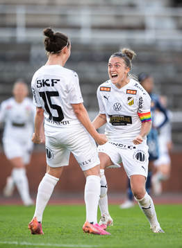 Häckens Julia Zigiotti Olme och Filippa Angeldahl jublar