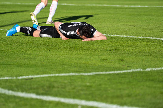 Örebros Agon Mehmeti har ont