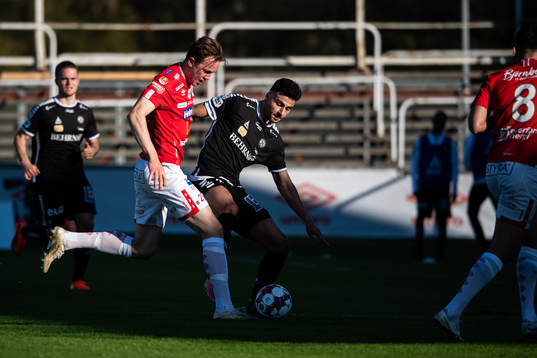 Degerfors Adam Carlén och Örebros Deniz Hümmet