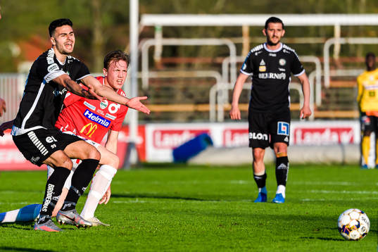 Örebros Deniz Hümmet och Degerfors Adam Carlén