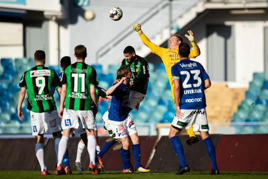 GAIS Aiham Ousou och Trelleborgs målvakt Hampus Nilsson