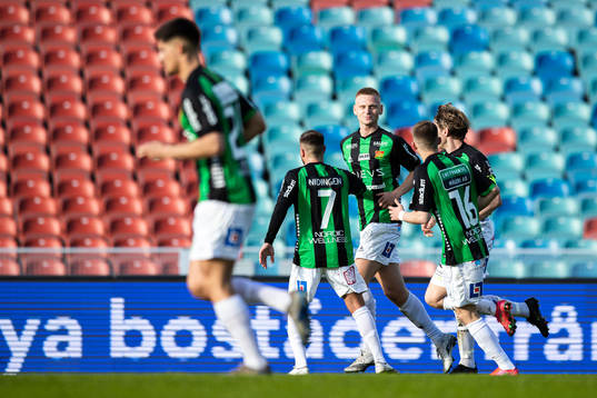 GAIS Joackim Åberg jublar efter 2-3 med lagkamrater