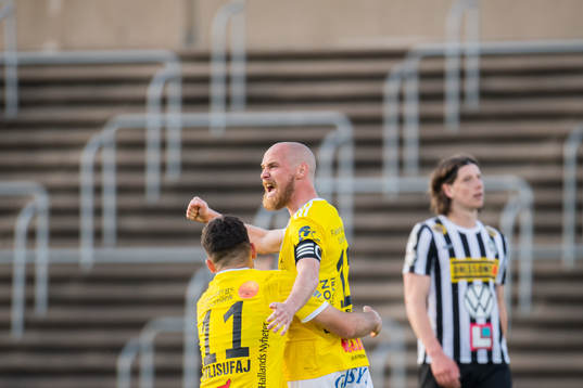 Falkenbergs Christoffer Carlsson jublar med Edi Sylisufaj efter sitt 0-1 mål på straff