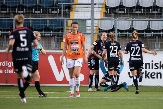 Linköpings Frida Leonhardsen Maanum jublar med lagkamrater