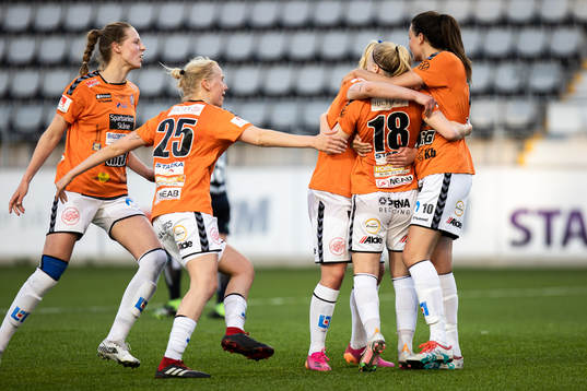 Kristianstads Jutta Rantala jublar med lagkamrater efter 1-1 på straff