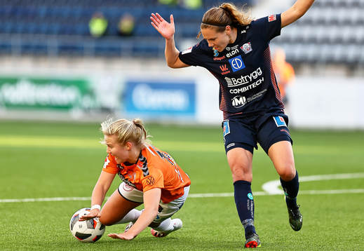 Kristianstads Mathilde Janzen faller intill Linköpings Emma Lennartsson och domare Sara Persson dömer straff