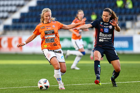 Strax före straff döms av domare Sara Persson då Kristianstads Mathilde Janzen faller intill Linköpings Emma Lennartsson