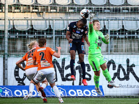 Linköpings Uchenna Grace Kanu och Kristianstads målvakt