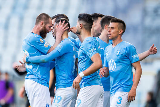 Malmö FFs Jo Inge Berget jublar med Veljko Birmancevic som gjort 2-1
