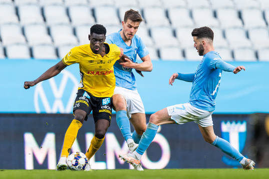 Elfsborgs Marokhy Ndione i kamp om bollen med Malmö FFs Pavle Vagic och Erdal Rakip