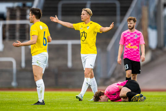 IFK Malmös André Strandberg och Jakob Andersson reagerar efter en situation där Lunds David Sax blivit skadad