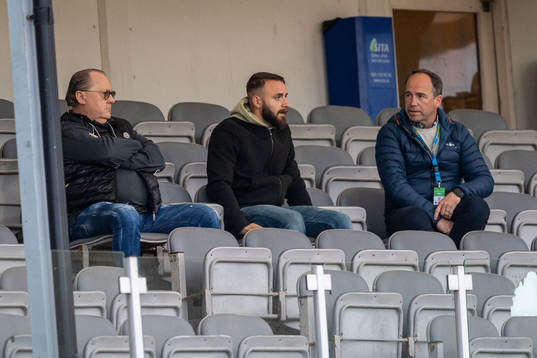 Peter Condrup, Lunds Filip Pivkovski och ordförande Håkan Kerrén sitter på läktaren