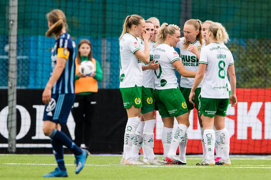 Hammarbys Emma Jansson jublar tillsammans med sina lagkamrater efter att ha gjort 3-2 för Hammarby