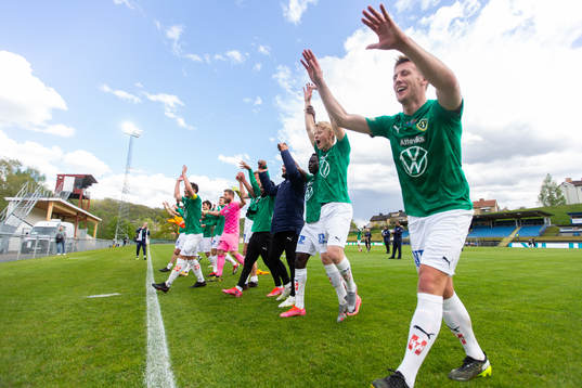 Jönköpings Jesper Svensson jublar med lagkamrater