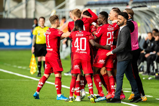 Östersunds spelare jublar ihop efter 1-0 av Patrick Kpozo