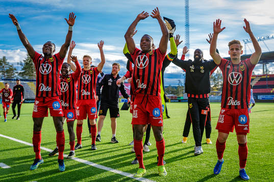 Östersunds Patrick Kpozo  jublar med lagkamrater