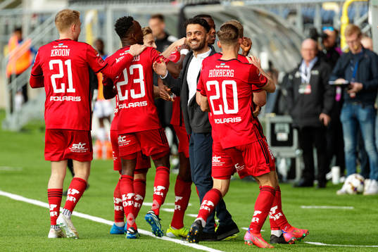 Östersunds tränare Amir Azrafshan jublar med spelarna
