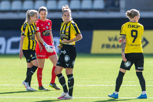 Häckens Lotta Ökvist och målvakt Jennifer Falk