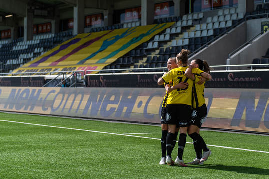 Häckens Lotta Ökvist och Filippa Angeldahl jublar med Johanna Rytting Kaneryd efter att hon gjort 2-0
