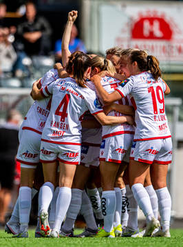 Tuva Hansen, Marit Bratberg Lund and the players of Sandviken celebrate after 1-0