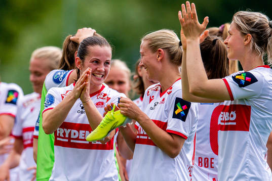 Tuva Hansen, Lisa Fjeldstad Naalsund and the players of Sandviken celebrate