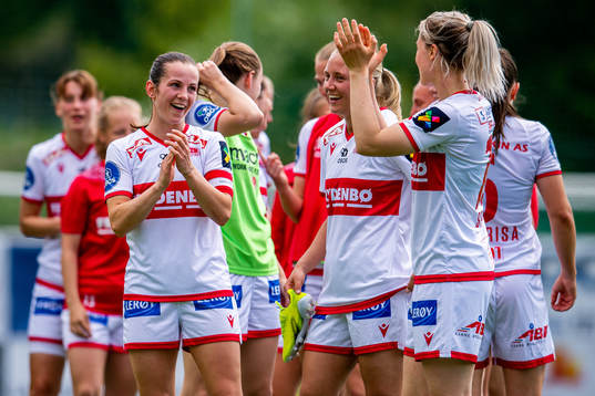 Tuva Hansen, Lisa Fjeldstad Naalsund and the players of Sandviken celebrate