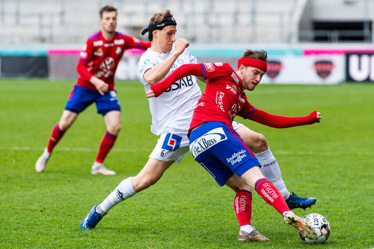 Brages Bjarni Mark Antonsson och Östers Carl Johansson i