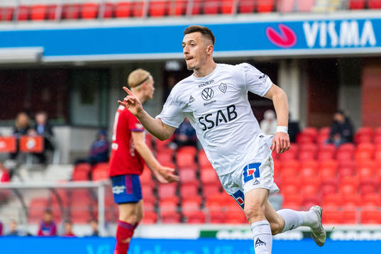 Brages Leonard Pllana jublar efter att han gjort 0-1