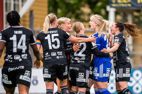 Piteås målvakt Guro Pettersen jublar med lagkamrater efter en straffräddning