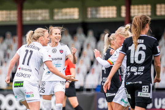 Rosengårds Mimmi Larsson och Emma Berglund jublar med målskytten till 1-0 Caroline Seger