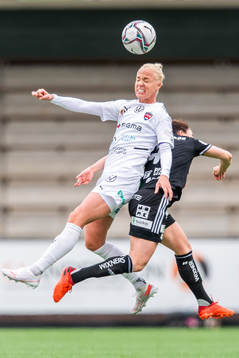 Rosengårds Caroline Seger och Piteås Josefin Johansson i kamp om bollen