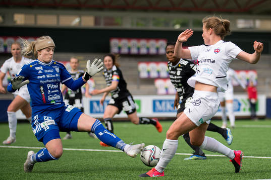 Piteås målvakt Guro Pettersen räddar målchans från Rosengårds Anna Anvegård