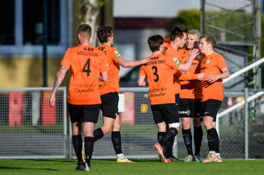Västerås Viktor Prodell jublar med lagkamrater efter 0-1