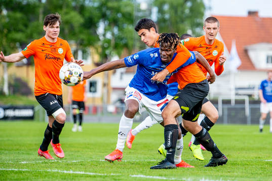 Trelleborgs Abdul Fatawu Safiu mot Västerås Claus Royo