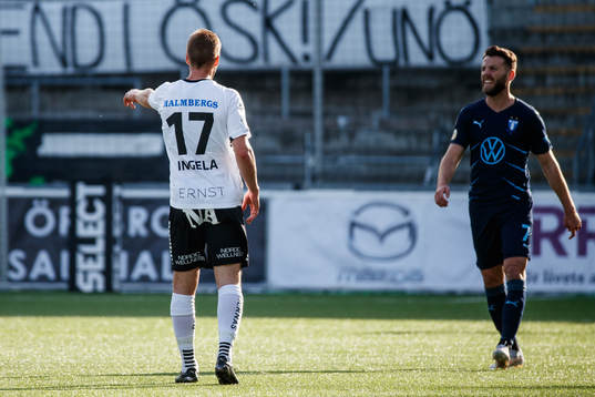 Örebros Johan Mårtensson med sin mammas namn på ryggen