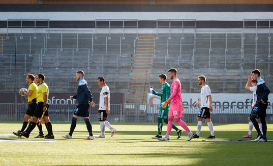 Domare Kristoffer Karlsson och Örebros Nordin Gerzic och
