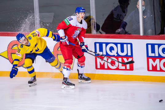 Jesper Frödén of Sweden and Dominik Kubalik of Czech