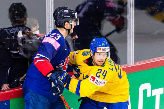 Paul Swindlehurst of Great Britain and Oscar Lindberg of