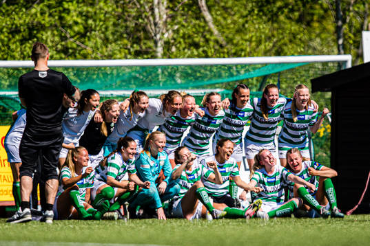 Players of KIL/Hemne celebrates