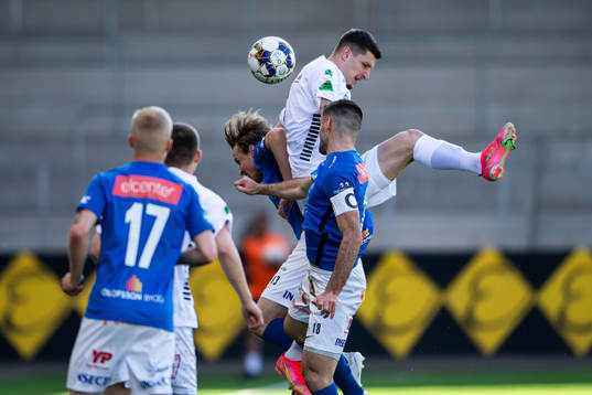 GAIS Adnan Maric i kamp med Norrbys Robin Strömberg och Ivo Dominik Pekalski