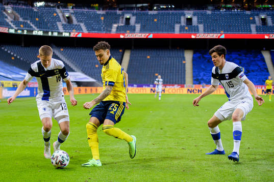 Jordan Larsson of Sweden against Jere Uronen and Sauli Väisänen of Finland 