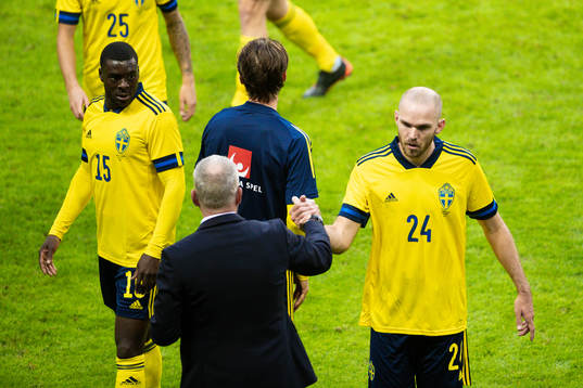 Marcus Danielson an Janne Andersson, head coach of Sweden celebrates