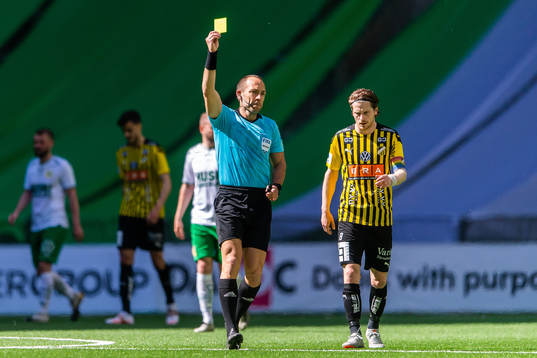 Domare Kaspar Sjöberg varnar Häckens Joona Toivio